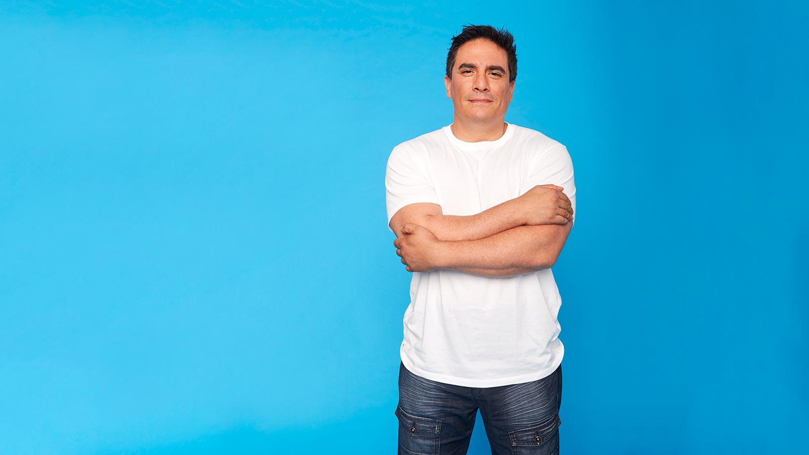 Man standing with his arms crossed.